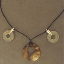 Collier avec 2 pices en bronze et nacre